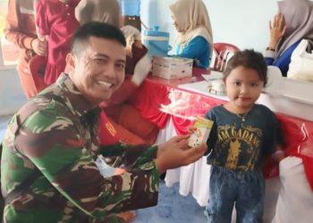 Kopda Ihsan Satria, Babinsa yang Peduli Gizi Anak: ‘Berbagi Susu dan Vitamin untuk Generasi Sehat’