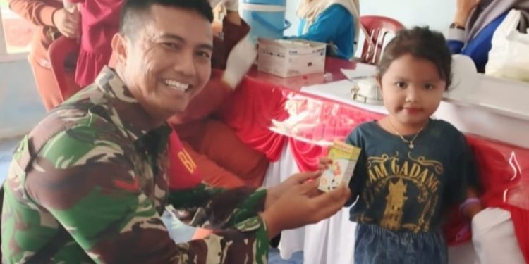 Kopda Ihsan Satria, Babinsa yang Peduli Gizi Anak: ‘Berbagi Susu dan Vitamin untuk Generasi Sehat’