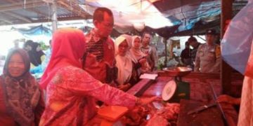 Asisten Muara Enim Tinjau Langsung monitoring Pasar Pagi Gelumbang H-1 Rahmadan 1446 H