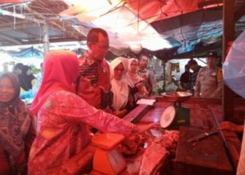 Asisten Muara Enim Tinjau Langsung monitoring Pasar Pagi Gelumbang H-1 Rahmadan 1446 H