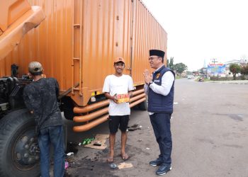 Dalam Bulan Suci Ramadhan 1446 H, Polres Banyuasin, Polsek Muara Padang dan Polsek Sungsang Bagikan Takjil