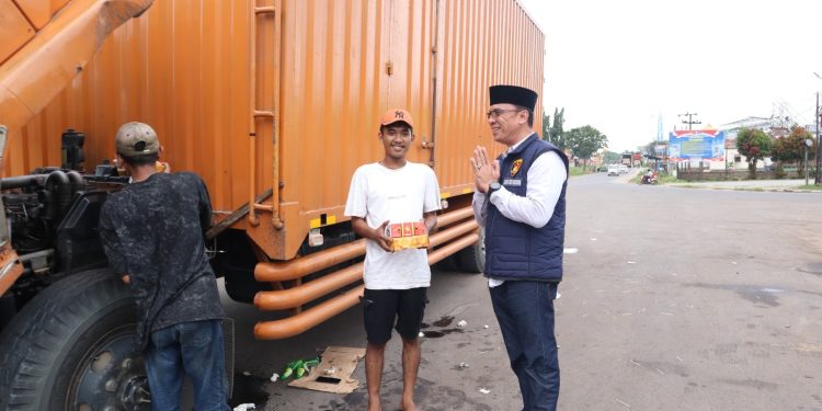Dalam Bulan Suci Ramadhan 1446 H, Polres Banyuasin, Polsek Muara Padang dan Polsek Sungsang Bagikan Takjil