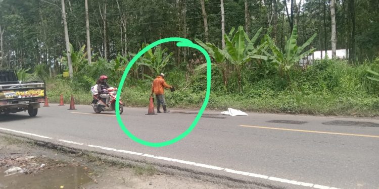 Diduga Dikerjakan Asal Jadi, Kualitas Tambal Lobang Jalan Negara Diragukan