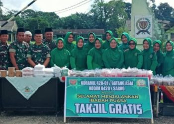 Berbagi Takjil Gratis untuk Duafa dan Pengguna Jalan di Wilayah Koramil 420-01/Batang Asai