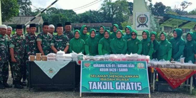 Berbagi Takjil Gratis untuk Duafa dan Pengguna Jalan di Wilayah Koramil 420-01/Batang Asai