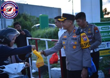 Kepedulian Polres Gresik Menggelar Kenduri Takjil Bumi Wali, Pengendara Sumringah