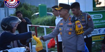 Kepedulian Polres Gresik Menggelar Kenduri Takjil Bumi Wali, Pengendara Sumringah