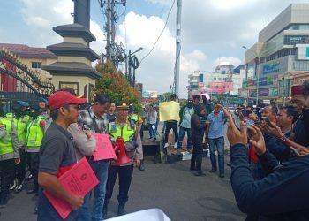 Para pengunjuk rasa,menggelar aksi Demo di Mapolda Sum-sel ,Terkait Jual Beli BBM Dan CPO Ilegal