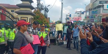 Para pengunjuk rasa,menggelar aksi Demo di Mapolda Sum-sel ,Terkait Jual Beli BBM Dan CPO Ilegal