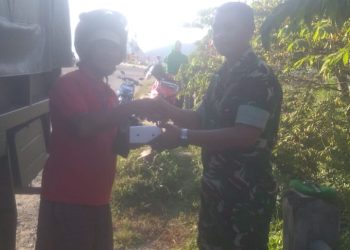 Yonif 614/RJP Berbagi Takjil di Monumem Perjuangan Kab. Malinau