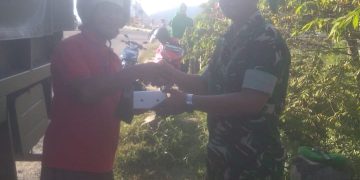 Yonif 614/RJP Berbagi Takjil di Monumem Perjuangan Kab. Malinau