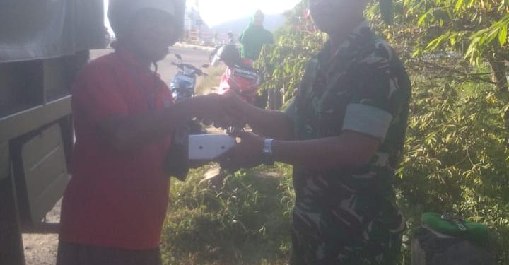 Yonif 614/RJP Berbagi Takjil di Monumem Perjuangan Kab. Malinau