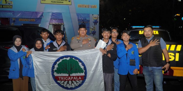 Polres Pasuruan dan Mahasiswa Gelar Sahur On the Road, Sembari Berbagi Makanan kepada Masyarakat