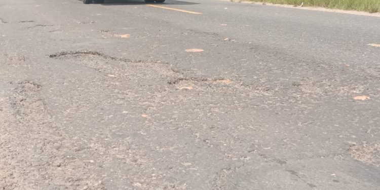 Ratusan Lobang Jalan Kawasan Jalan Lintas -Palembang- Prabu Mulih Butuh Perhatian Khusus