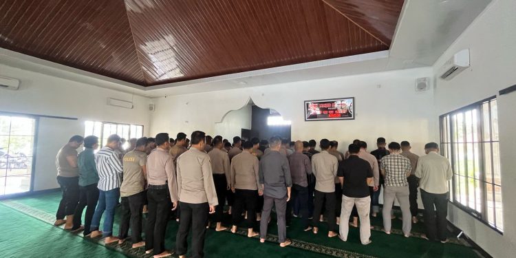 Polres OKI Gelar Sholat Ghaib, Kenang Tiga Anggota Polri Gugur di Lampung