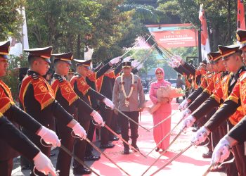 Tradisi Pedang Pora dan Reog Ponorogo Warnai Penyambutan Irjen Pol Drs Nanang Avianto,M.Si Sebagai Kapolda Jatim