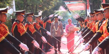 Tradisi Pedang Pora dan Reog Ponorogo Warnai Penyambutan Irjen Pol Drs Nanang Avianto,M.Si Sebagai Kapolda Jatim