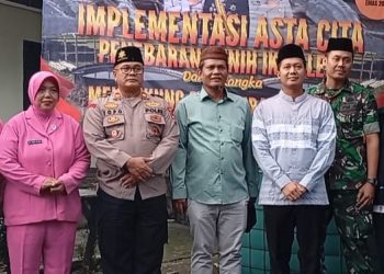 Galakkan Ketahanan Pangan, Kapolsek Purwodadi Tebar Ribuan Benih Ikan di Mapolsek