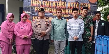 Galakkan Ketahanan Pangan, Kapolsek Purwodadi Tebar Ribuan Benih Ikan di Mapolsek