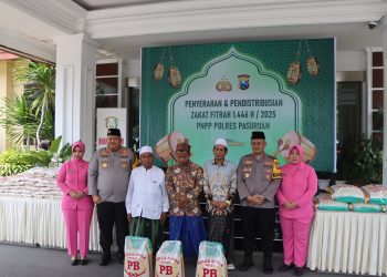 Kapolres Pasuruan Berikan Zakat Fitrah kepada Tukang Becak dan Anak Yatim