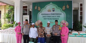 Kapolres Pasuruan Berikan Zakat Fitrah kepada Tukang Becak dan Anak Yatim