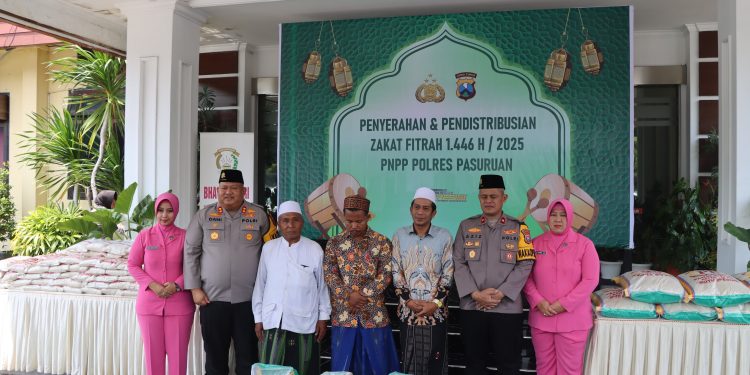 Kapolres Pasuruan Berikan Zakat Fitrah kepada Tukang Becak dan Anak Yatim