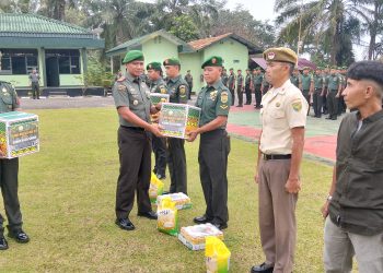 Dandim 0420/Sarko Berikan Bingkisan Kepada Prajurit dan PNS