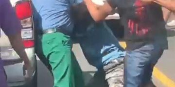 Heboh, Terekam Vidio Baku Hantam Sopir Bus Lorena Vs Sopir Mini Bus Dijalan Rute Muara Enim -Prabumulih