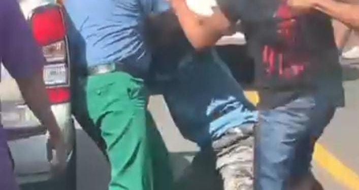Heboh, Terekam Vidio Baku Hantam Sopir Bus Lorena Vs Sopir Mini Bus Dijalan Rute Muara Enim -Prabumulih