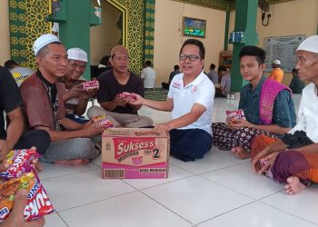 DPP RHIR Membagikan Mie Instan Kepada Jemaaah Masjid Al Hidayat Yang Sedang Berpisah Sebagai Penutup Kegiatan Bulan Ramadhan Berkah RHIR 2025