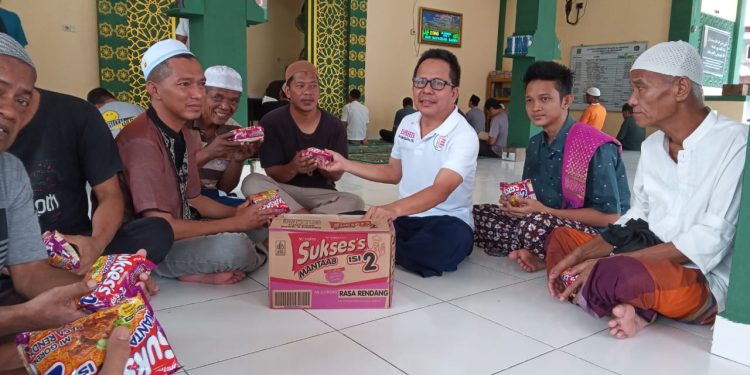 DPP RHIR Membagikan Mie Instan Kepada Jemaaah Masjid Al Hidayat Yang Sedang Berpisah Sebagai Penutup Kegiatan Bulan Ramadhan Berkah RHIR 2025