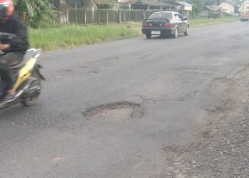 Pemudik Sepeda Motor Ngeluh Jalan Prabumulih -Palembang Masih Banyak Berlobang
