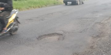 Pemudik Sepeda Motor Ngeluh Jalan Prabumulih -Palembang Masih Banyak Berlobang