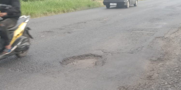 Pemudik Sepeda Motor Ngeluh Jalan Prabumulih -Palembang Masih Banyak Berlobang