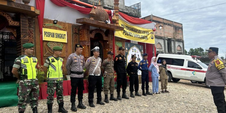 Menunjang Keamanan dan Kenyamanan Para Pemudik, Babinsa Koramil 420-02/ Muara Limun Bersama Pihak Terkait Amankan Pos Pam Lebaran