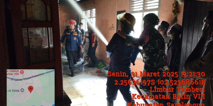 Sinergitas TNI dan Damkar dalam Mengatasi Kebakaran Rumah di Kampung Legok Keikhlasan Pengabdian Tanpa Mempertimbangkan Kepentingan Pribadi