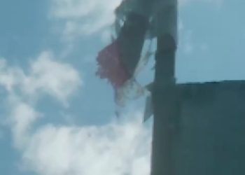 Miris… ada di puncak gedung baru, kantor kades Merangin bendera tercabik-cabik berkibar.