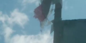Miris… ada di puncak gedung baru, kantor kades Merangin bendera tercabik-cabik berkibar.