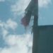 Miris… ada di puncak gedung baru, kantor kades Merangin bendera tercabik-cabik berkibar.