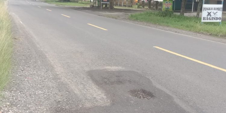 Kualitas Perbaikan Jalan Diduga Asal Jadi, Baru 3 Hari di Tampal Sudah Berlobang Lagi