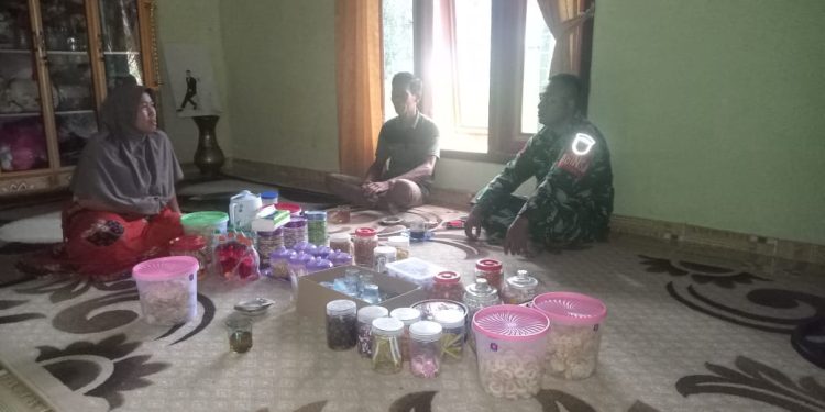 Jalin Hubungan kerja yang Baik, Babinsa melaksanakan Komsos Dengan masyarakat desa Binaan