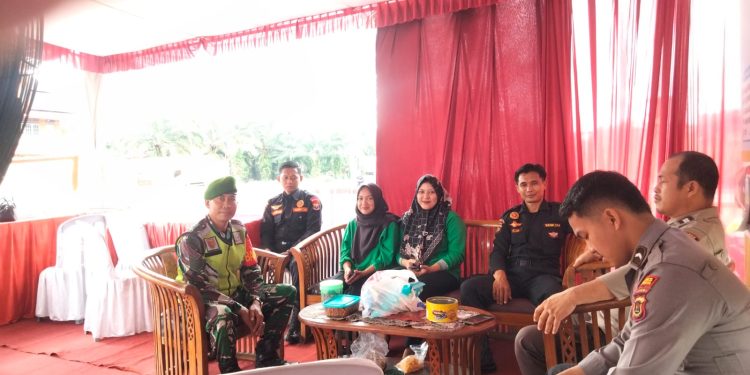 Serma Khaidirin Babinsa Koramil 420-08 / Tabir berkontribusi mengamankan arus balik di pospam Mampun- Merangin.