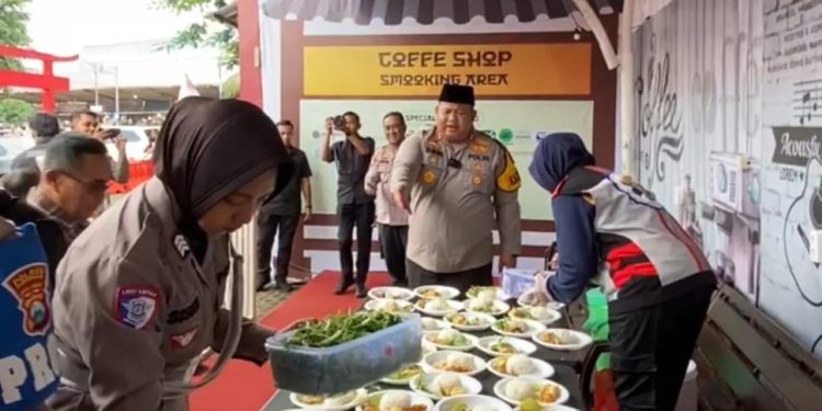 Mewujudkan Slogan Polri untuk Masyarakat, Polres Pasuruan Bagikan Makan Gratis untuk Pemudik
