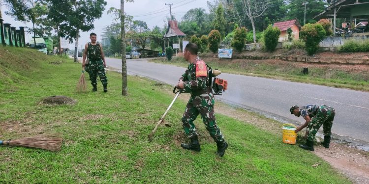 Beri ” Edukasi kebersihan lingkungan” Danramil 420-20 / Muara Limun serta anggota lakukan go-ro.