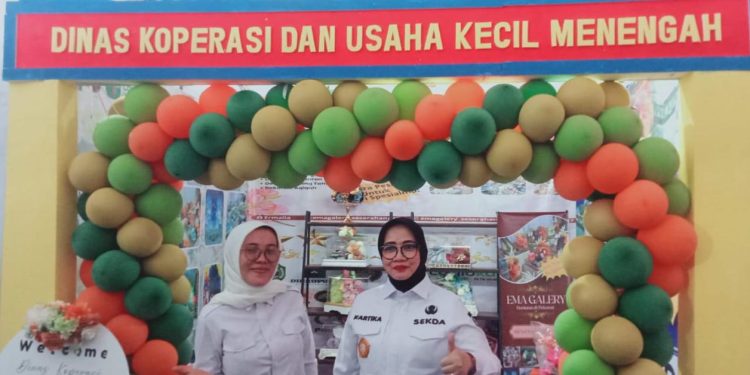 Di Hari Kedua Kartika Yanti, SH.MH Sekretaris Daerah PALI Berkunjung Dan Meninjau Secara Langsung Stand Pameran UMKM