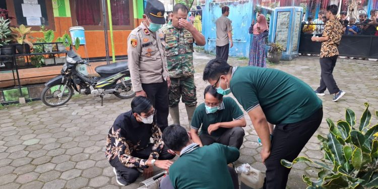 Meningkatnya Wabah DBD, Polsek Lumbang Bergerak Cepat Fogging Desa Cukurguling