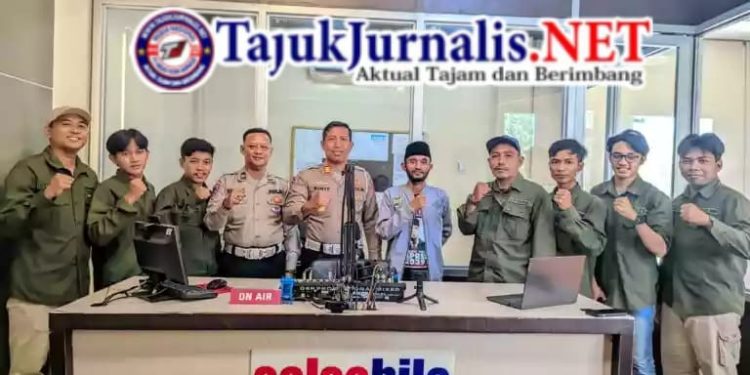 Satlantas Polres Sampang Sosialisasikan Keselamatan Berkendara Lewat Radio