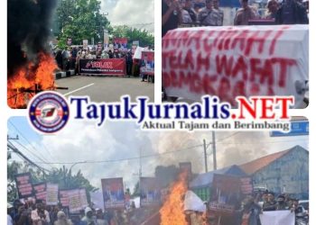 Simbol Matinya Demokrasi: Keranda Dibakar, Warga Jrengik Ledakkan Protes Penundaan Pilkades di Sampang