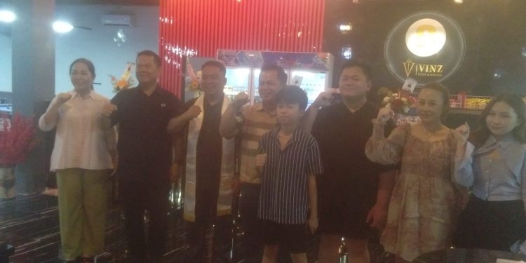 Gunting Pita Peresmian Vinz Pool & Distro oLeh Sekda MaLinau