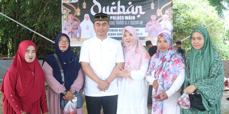 Idul Adha 1446 H, Polres Wajo Bagikan Daging Qurban dari 11 Ekor Sapi